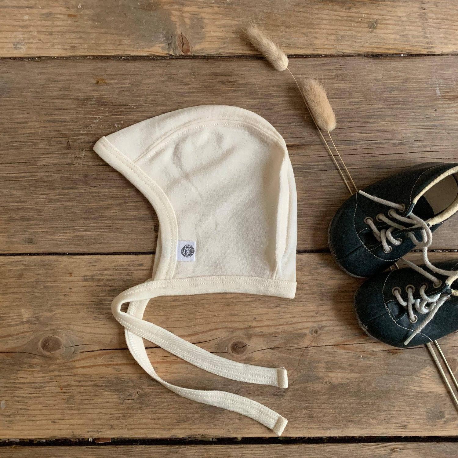 Schutz für kleine Ohren, ohne zu kratzen. Die niedliche Strickmütze aus 100% Merinowolle mit dekorativer Schleife reguliert die Temperatur auf natürliche Weise.
