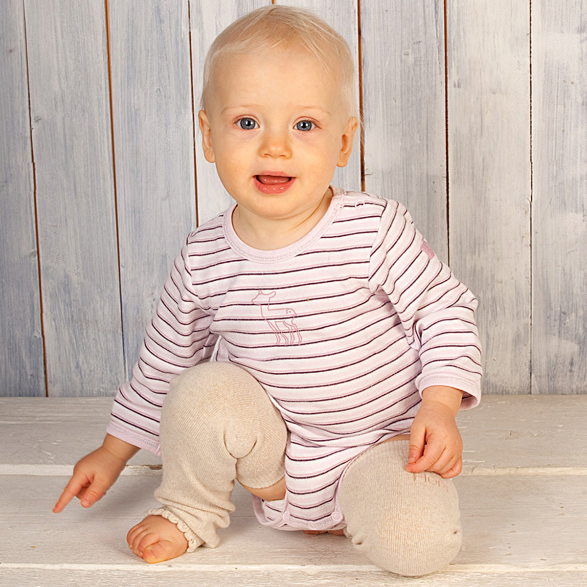 Schütze dein Baby vor Kälte und Zugluft! Die kratzfreien Merino-Babystulpen von Hoppediz spenden natürliche Wärme in der Trage, im Kinderwagen & beim Krabbeln.