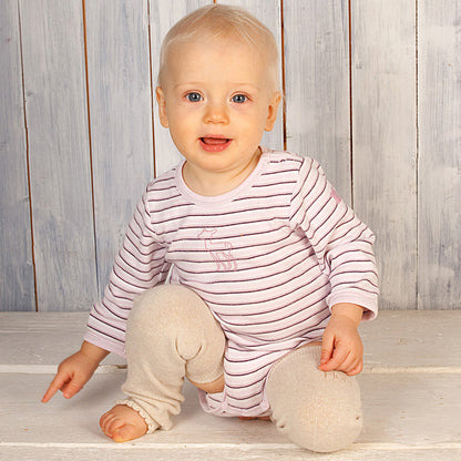 Schütze dein Baby vor Kälte und Zugluft! Die kratzfreien Merino-Babystulpen von Hoppediz spenden natürliche Wärme in der Trage, im Kinderwagen & beim Krabbeln.