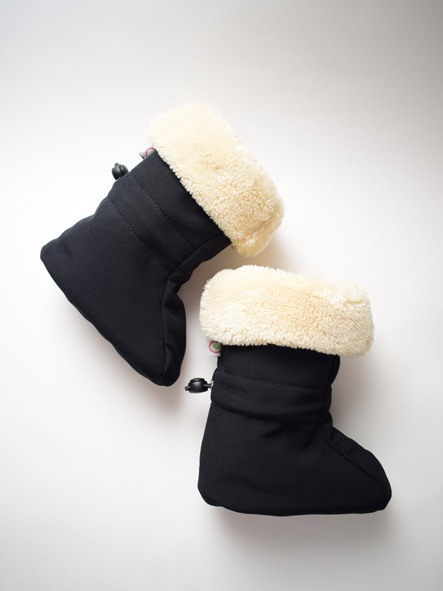 Nie wieder kalte oder nasse Füßchen! Die wind- und wasserdichten Softshell-Booties mit weichem Fleece-Futter sind der perfekte Schutz in der Babytrage.