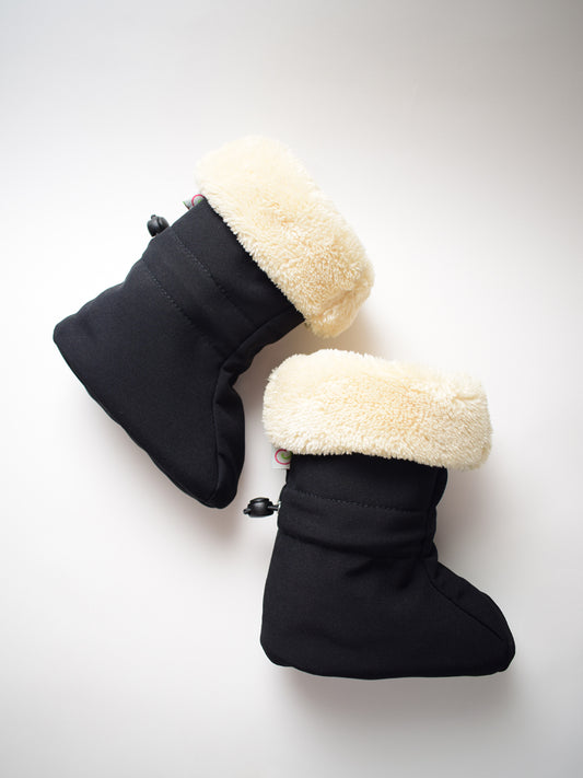 Nie wieder kalte oder nasse Füßchen! Die wind- und wasserdichten Softshell-Booties mit weichem Fleece-Futter sind der perfekte Schutz in der Babytrage.