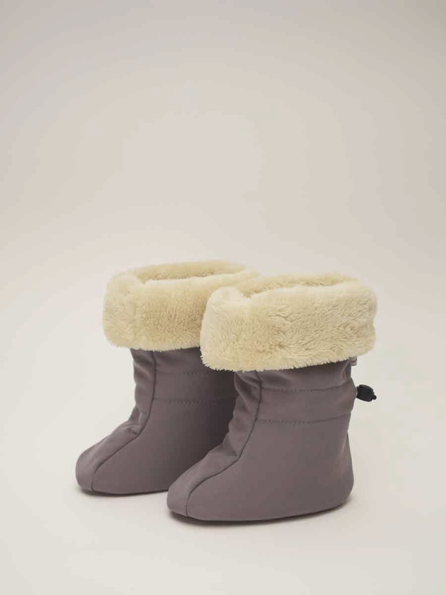 Nie wieder kalte oder nasse Füßchen! Die wind- und wasserdichten Softshell-Booties mit weichem Fleece-Futter sind der perfekte Schutz in der Babytrage.