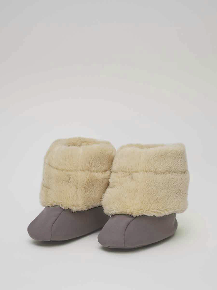 Nie wieder kalte oder nasse Füßchen! Die wind- und wasserdichten Softshell-Booties mit weichem Fleece-Futter sind der perfekte Schutz in der Babytrage.