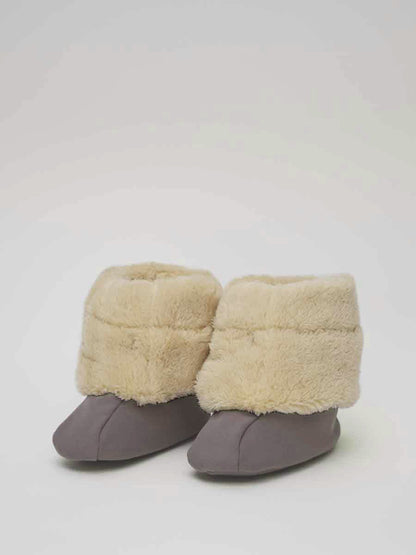Nie wieder kalte oder nasse Füßchen! Die wind- und wasserdichten Softshell-Booties mit weichem Fleece-Futter sind der perfekte Schutz in der Babytrage.