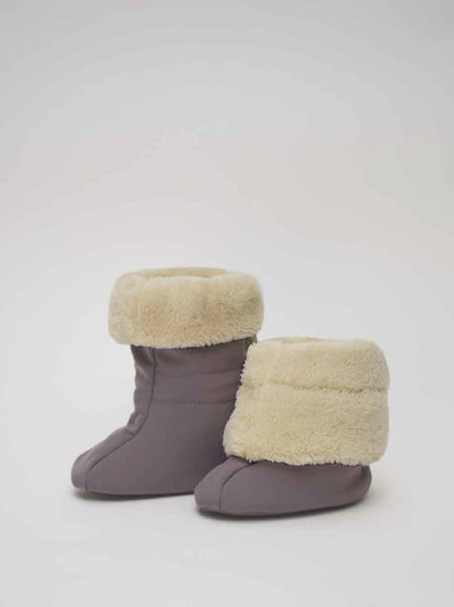 Nie wieder kalte oder nasse Füßchen! Die wind- und wasserdichten Softshell-Booties mit weichem Fleece-Futter sind der perfekte Schutz in der Babytrage.