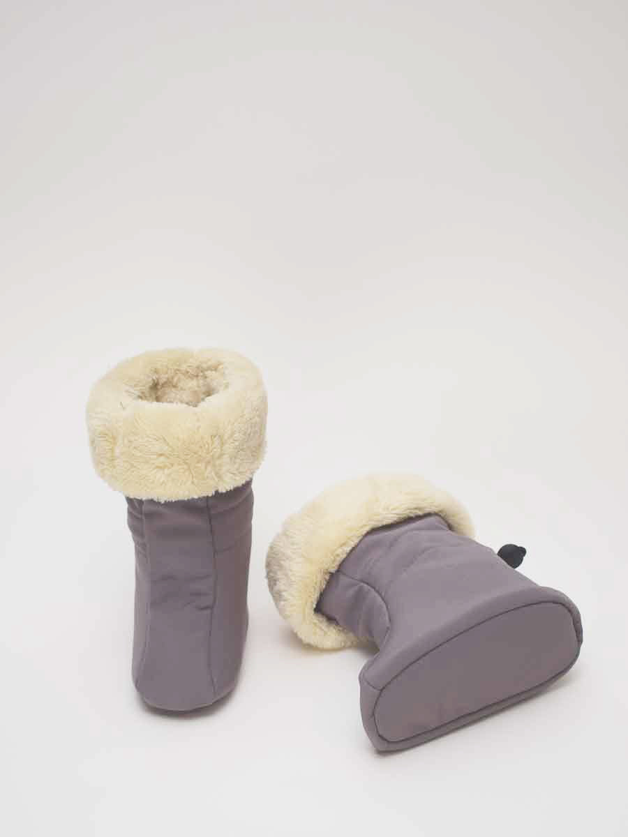 Nie wieder kalte oder nasse Füßchen! Die wind- und wasserdichten Softshell-Booties mit weichem Fleece-Futter sind der perfekte Schutz in der Babytrage.