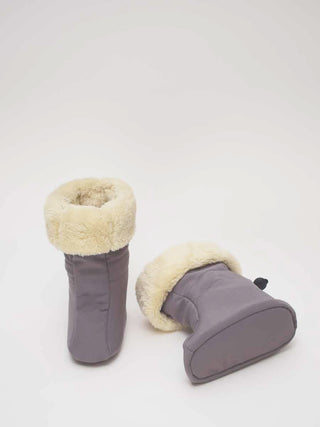 Nie wieder kalte oder nasse Füßchen! Die wind- und wasserdichten Softshell-Booties mit weichem Fleece-Futter sind der perfekte Schutz in der Babytrage.