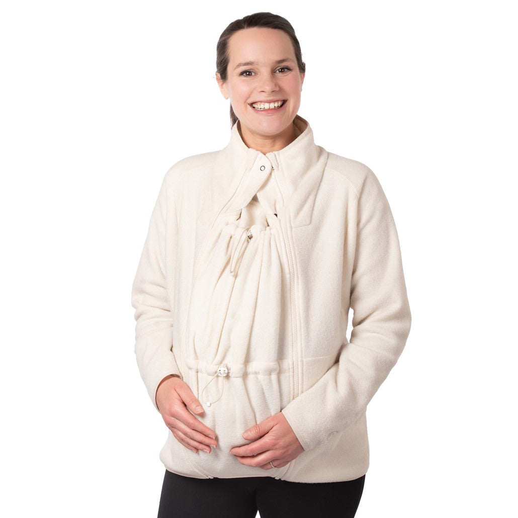 Die kuscheligste Schicht für die Übergangszeit! Die weiche 4-in-1 Fleece-Jacke schützt dich und dein Baby vor kühlem Wind und ist ideal als Unterziehjacke.