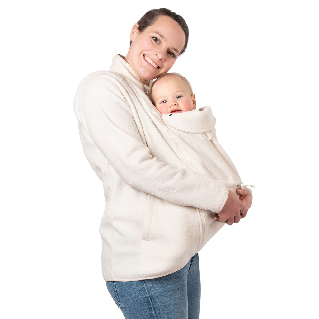 Die kuscheligste Schicht für die Übergangszeit! Die weiche 4-in-1 Fleece-Jacke schützt dich und dein Baby vor kühlem Wind und ist ideal als Unterziehjacke.