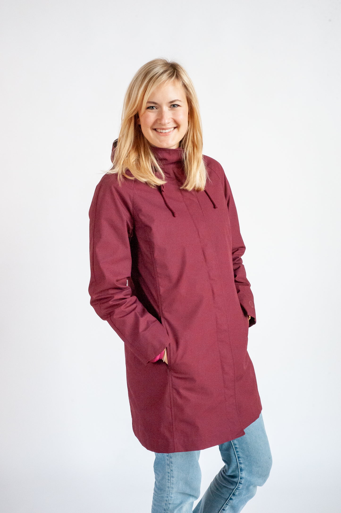 Das 4-in-1 Raumwunder für urbane Mamas. Der schicke Kurzmantel mit Bio-Baumwolle bietet Platz für Schwangerschaftsbauch und Babytrage (vorne & hinten).