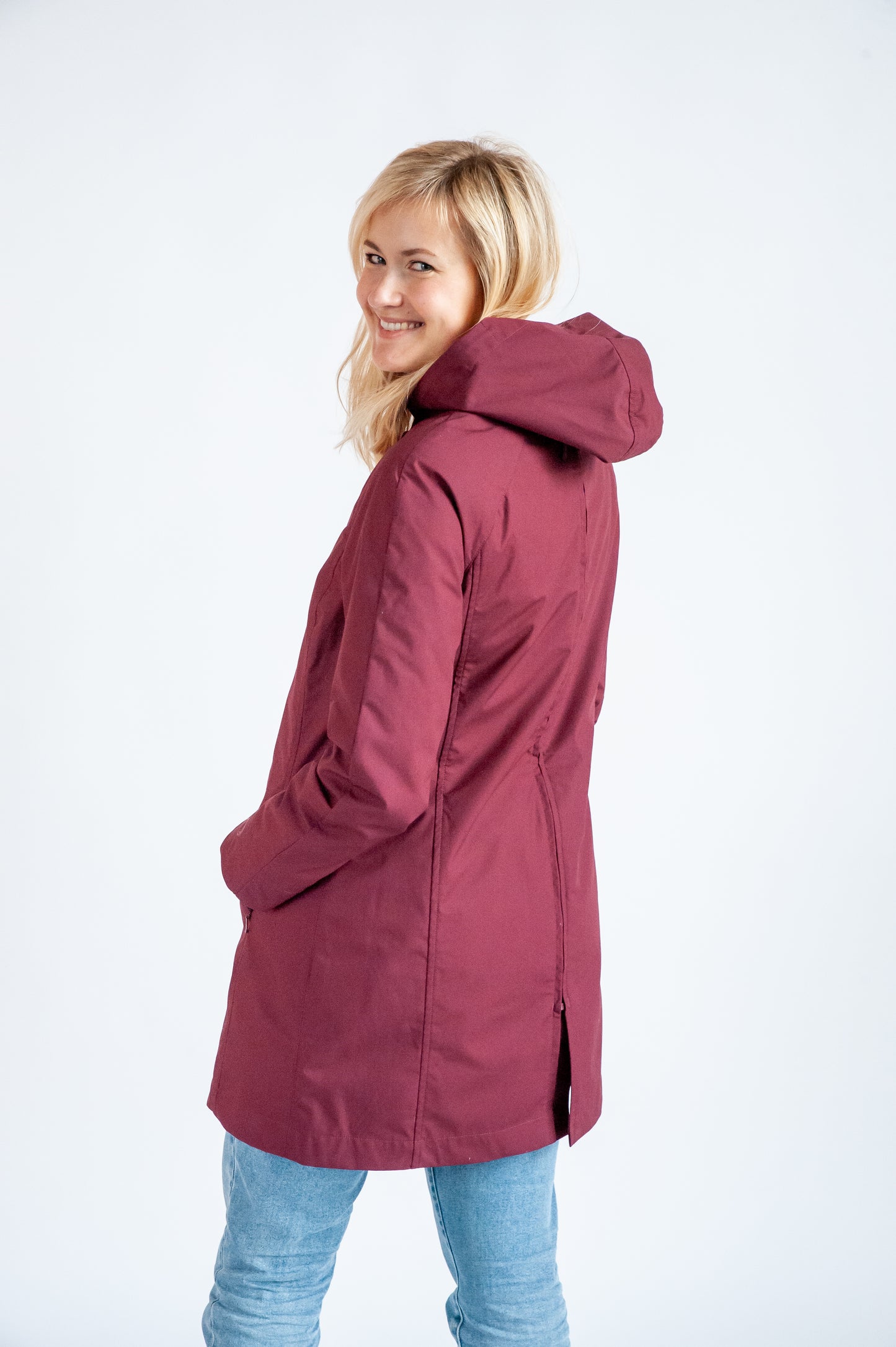 Das 4-in-1 Raumwunder für urbane Mamas. Der schicke Kurzmantel mit Bio-Baumwolle bietet Platz für Schwangerschaftsbauch und Babytrage (vorne & hinten).