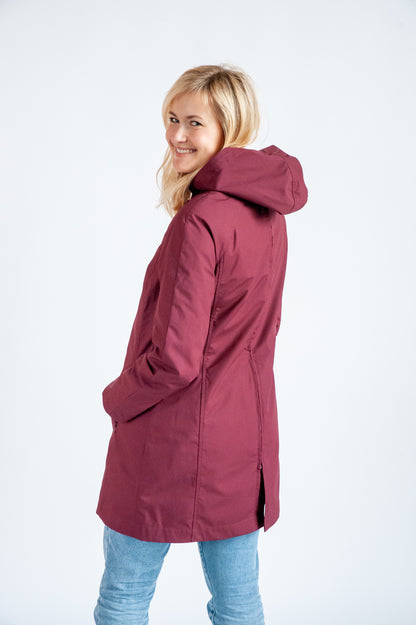 Das 4-in-1 Raumwunder für urbane Mamas. Der schicke Kurzmantel mit Bio-Baumwolle bietet Platz für Schwangerschaftsbauch und Babytrage (vorne & hinten).