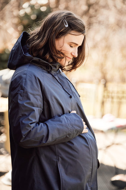 Das 4-in-1 Raumwunder für urbane Mamas. Der schicke Kurzmantel mit Bio-Baumwolle bietet Platz für Schwangerschaftsbauch und Babytrage (vorne & hinten).