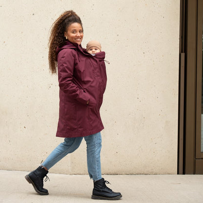 Das 4-in-1 Raumwunder für urbane Mamas. Der schicke Kurzmantel mit Bio-Baumwolle bietet Platz für Schwangerschaftsbauch und Babytrage (vorne & hinten).