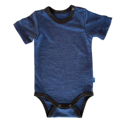 Hautsympathisch und schadstofffrei. Der luftige Kurzarm-Body aus Bio-Merinowolle & Seide kühlt sanft im Sommer und ist die ideale Basis für jedes Outfit.