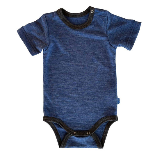 Hautsympathisch und schadstofffrei. Der luftige Kurzarm-Body aus Bio-Merinowolle & Seide kühlt sanft im Sommer und ist die ideale Basis für jedes Outfit.