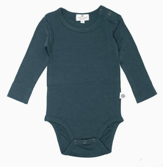 Die kuscheligste Basis für jeden Tag. Der klassische Langarm-Body aus 100% temperaturausgleichender Merinowolle ist sanft zur empfindlichen Babyhaut.
