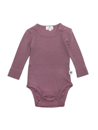 Die kuscheligste Basis für jeden Tag. Der klassische Langarm-Body aus 100% temperaturausgleichender Merinowolle ist sanft zur empfindlichen Babyhaut.