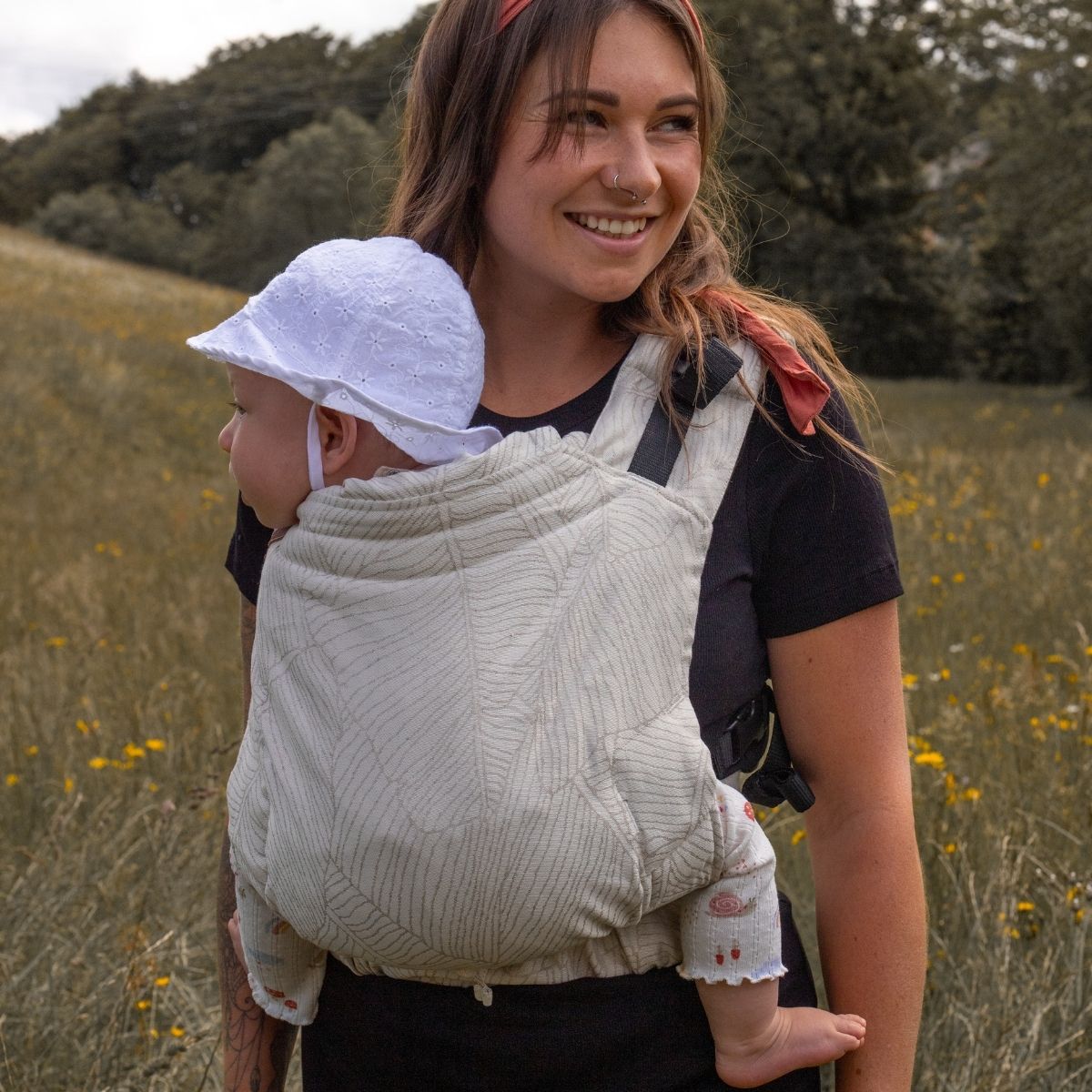 Schnelles Anlegen ohne Binden! Die ergonomische Fullbuckle-Trage lässt sich wie ein Rucksack klicken und stützt den Rundrücken deines Babys perfekt.