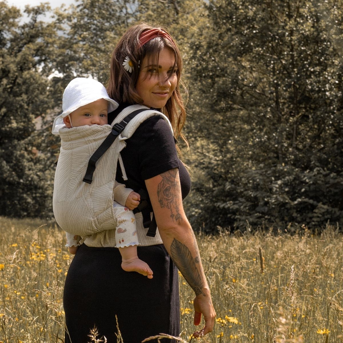 Schnelles Anlegen ohne Binden! Die ergonomische Fullbuckle-Trage lässt sich wie ein Rucksack klicken und stützt den Rundrücken deines Babys perfekt.