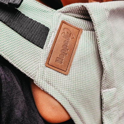 Schnelles Anlegen ohne Binden! Die ergonomische Fullbuckle-Trage lässt sich wie ein Rucksack klicken und stützt den Rundrücken deines Babys perfekt.