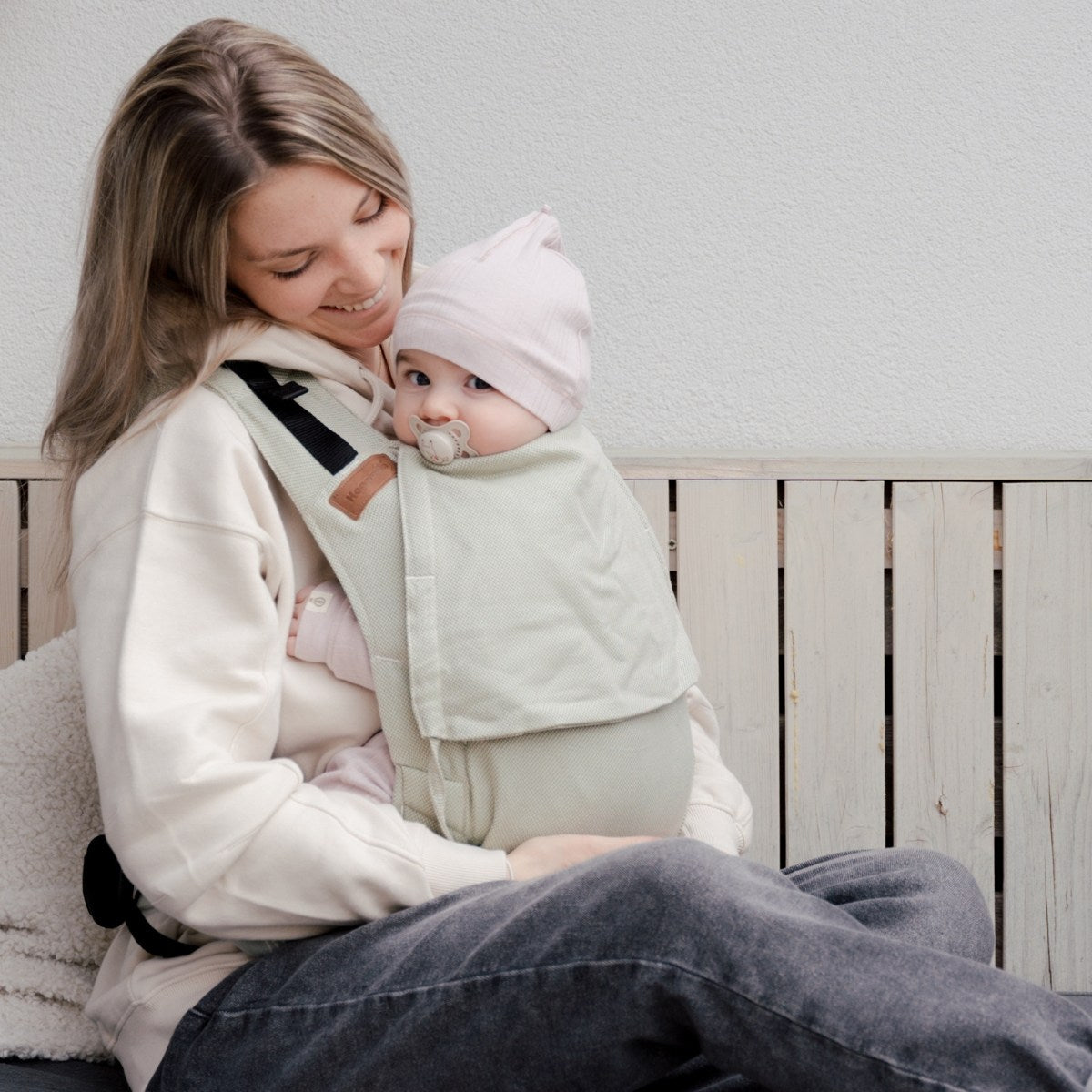 Schnelles Anlegen ohne Binden! Die ergonomische Fullbuckle-Trage lässt sich wie ein Rucksack klicken und stützt den Rundrücken deines Babys perfekt.
