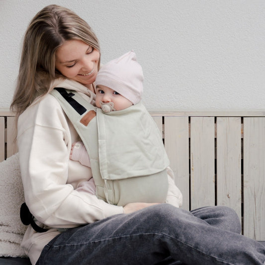 Schnelles Anlegen ohne Binden! Die ergonomische Fullbuckle-Trage lässt sich wie ein Rucksack klicken und stützt den Rundrücken deines Babys perfekt.