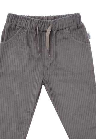 Perfekt für kleine Schatzsucher! Die robuste Kinder-Cordhose im coolen Retro-Look wärmt an kühleren Tagen und bietet maximale Bewegungsfreiheit.