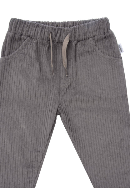 Perfekt für kleine Schatzsucher! Die robuste Kinder-Cordhose im coolen Retro-Look wärmt an kühleren Tagen und bietet maximale Bewegungsfreiheit.