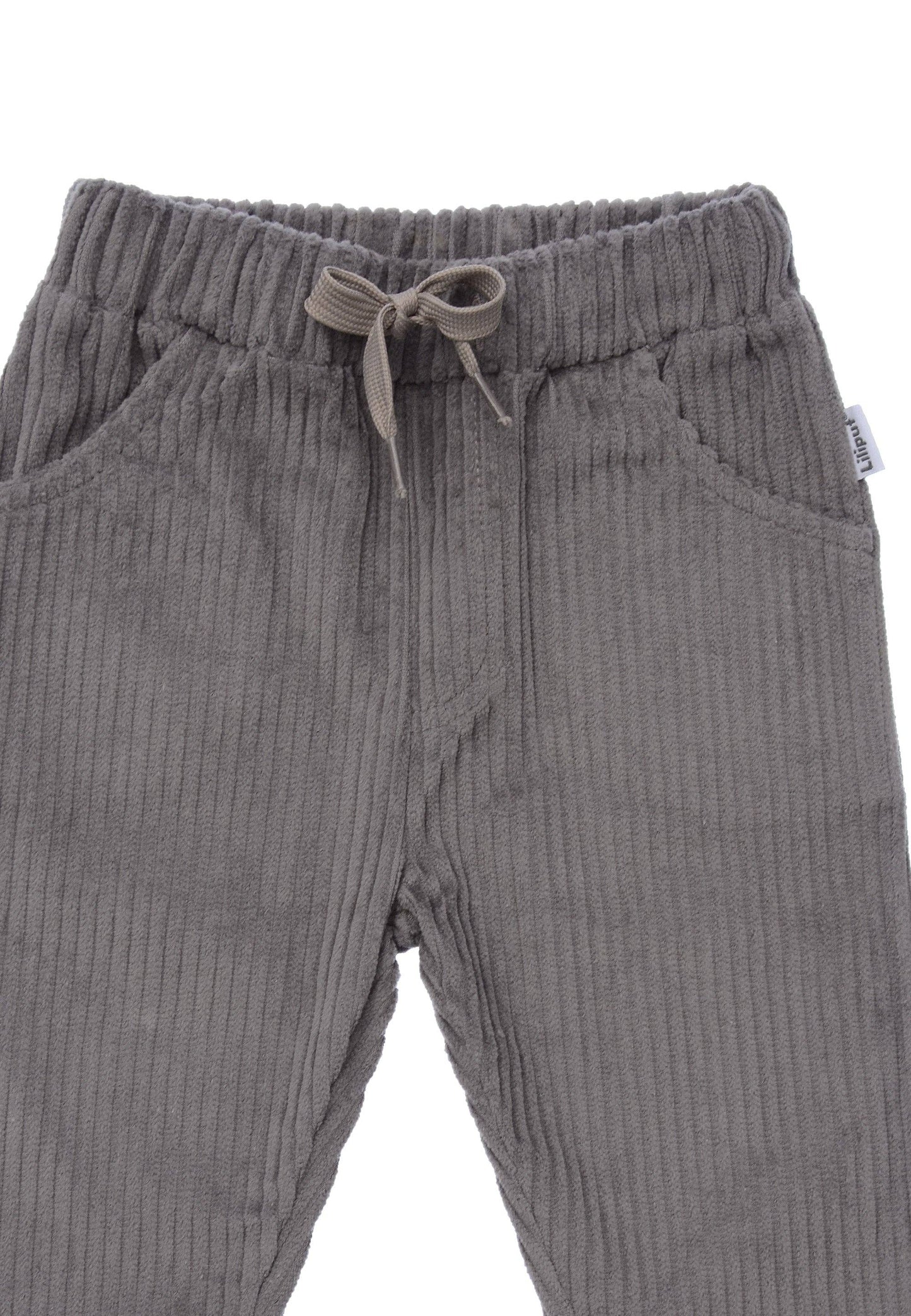 Perfekt für kleine Schatzsucher! Die robuste Kinder-Cordhose im coolen Retro-Look wärmt an kühleren Tagen und bietet maximale Bewegungsfreiheit.