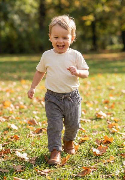 Perfekt für kleine Schatzsucher! Die robuste Kinder-Cordhose im coolen Retro-Look wärmt an kühleren Tagen und bietet maximale Bewegungsfreiheit.