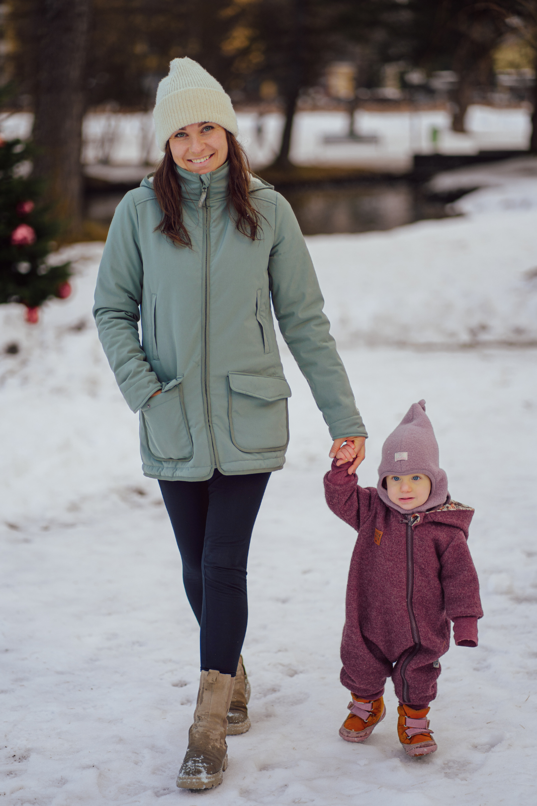 Eine für alles! Die wetterfeste 4-in-1 Softshell-Tragejacke für Schwangerschaft, Babytragen (Bauch & Rücken) und als schicke Solo-Jacke für Mamas.