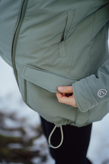 Eine für alles! Die wetterfeste 4-in-1 Softshell-Tragejacke für Schwangerschaft, Babytragen (Bauch & Rücken) und als schicke Solo-Jacke für Mamas.