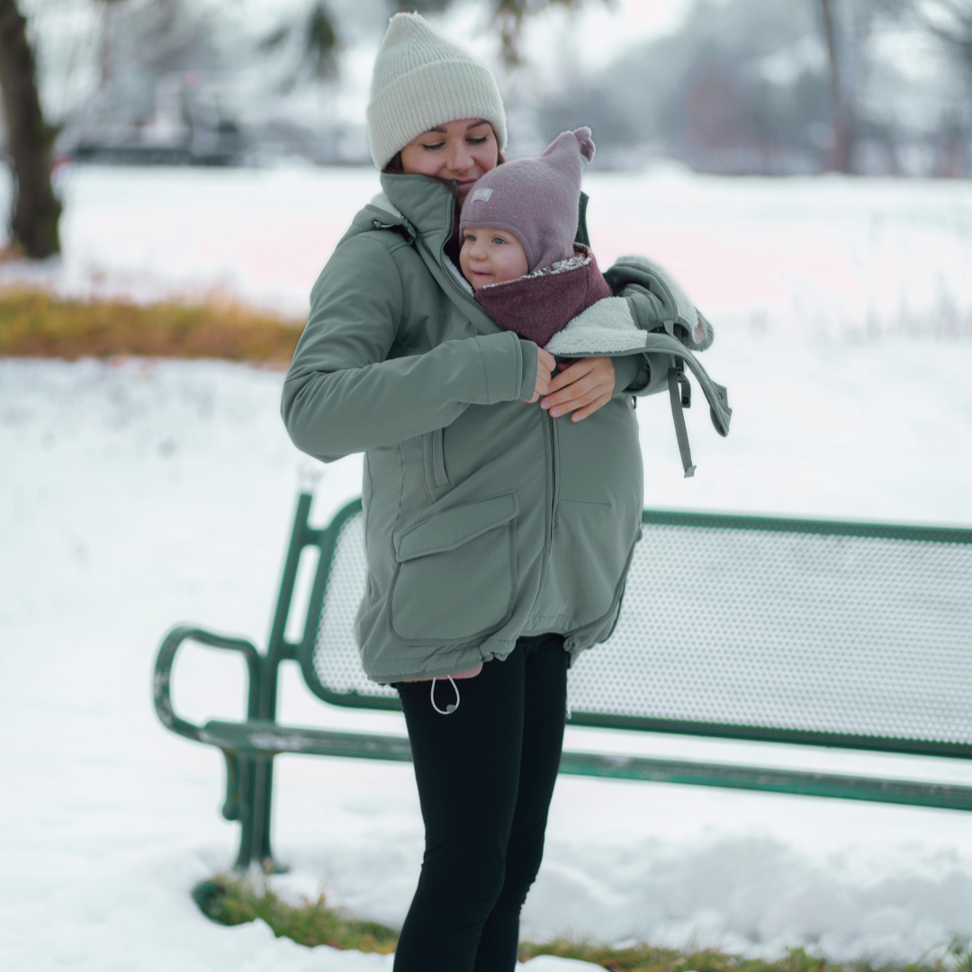 Eine für alles! Die wetterfeste 4-in-1 Softshell-Tragejacke für Schwangerschaft, Babytragen (Bauch & Rücken) und als schicke Solo-Jacke für Mamas.