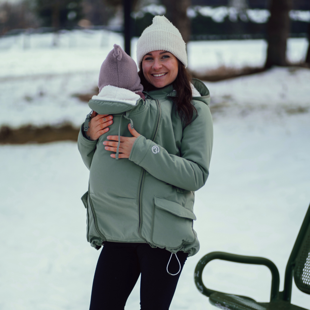 Eine für alles! Die wetterfeste 4-in-1 Softshell-Tragejacke für Schwangerschaft, Babytragen (Bauch & Rücken) und als schicke Solo-Jacke für Mamas.