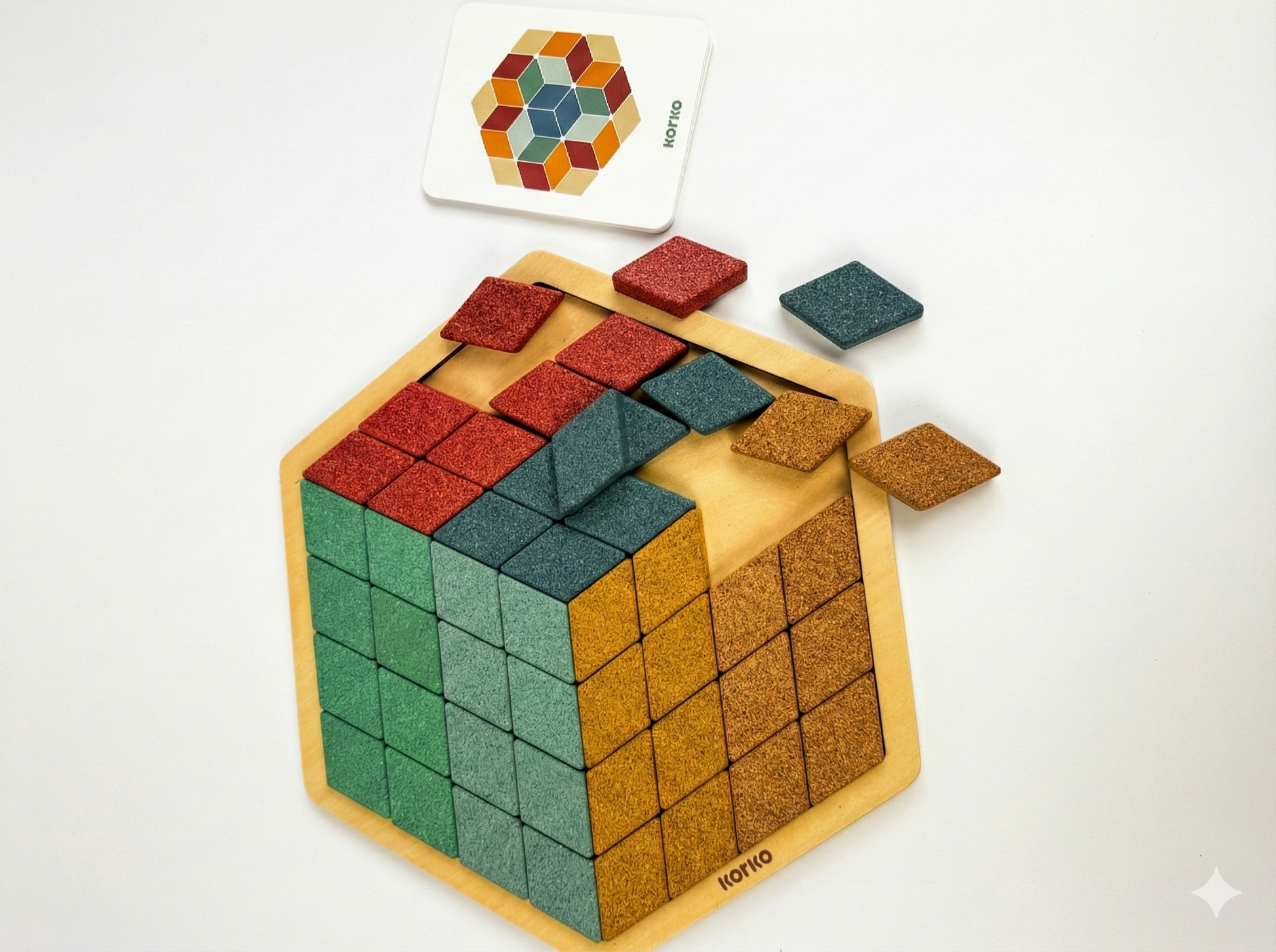 Mosaik-Kunst für kleine Hände! 48 bunte Kork-Rauten mit Vorlagen fördern spielerisch Konzentration, Mustererkennung und Symmetrieverständnis.