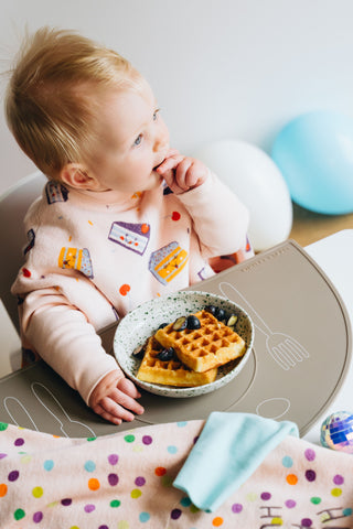 Boo Lätzchen mit Ärmeln Birthday Cake: Kleinkind im Lätzchen isst Waffeln am Tisch