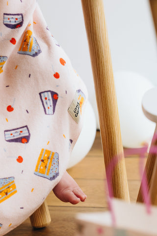 Boo Lätzchen mit Ärmeln Birthday Cake: Nahaufnahme des Lätzchens am Kind neben einem Stuhlbein