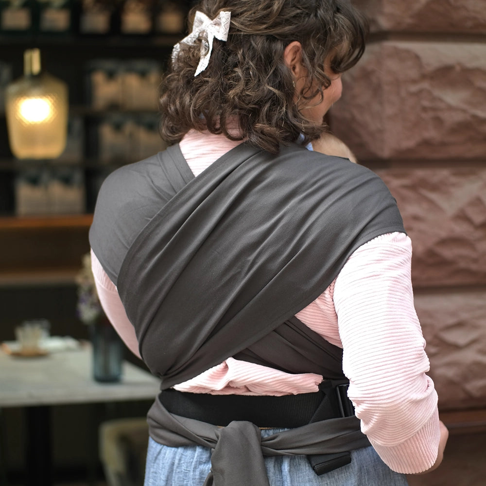 Tragetuch-Gefühl trifft Schnallen-Komfort. Die anschmiegsame Half-Buckle Babytrage bietet einen stabilen Klick-Bauchgurt und weiche Bindeträger.