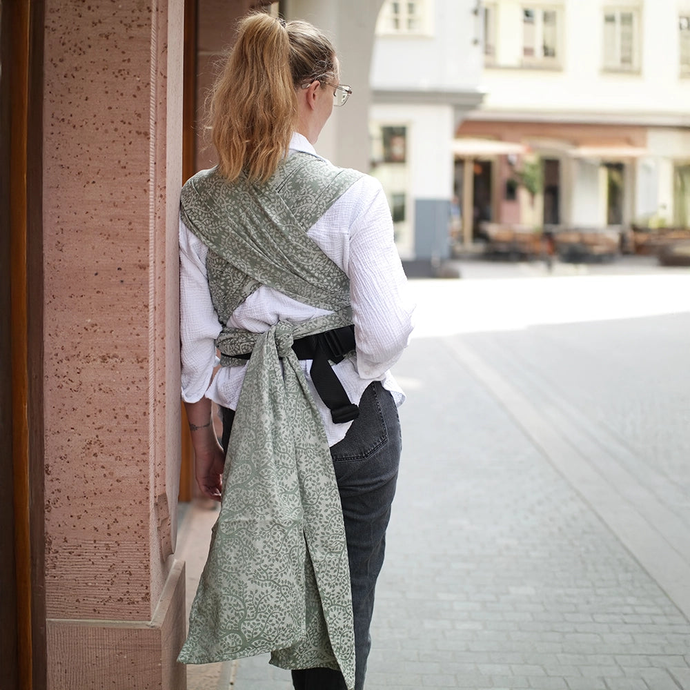 Tragetuch-Gefühl trifft Schnallen-Komfort. Die anschmiegsame Half-Buckle Babytrage bietet einen stabilen Klick-Bauchgurt und weiche Bindeträger.