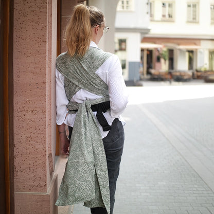 Tragetuch-Gefühl trifft Schnallen-Komfort. Die anschmiegsame Half-Buckle Babytrage bietet einen stabilen Klick-Bauchgurt und weiche Bindeträger.
