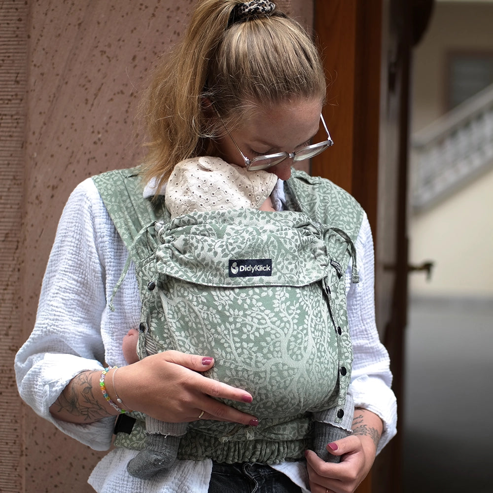 Tragetuch-Gefühl trifft Schnallen-Komfort. Die anschmiegsame Half-Buckle Babytrage bietet einen stabilen Klick-Bauchgurt und weiche Bindeträger.