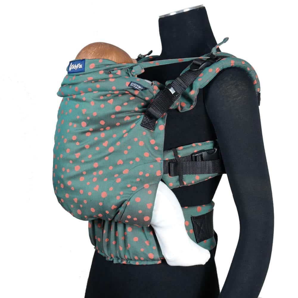 Die schnelle Alternative zum Tragetuch! Die mitwachsende Fullbuckle-Trage aus weichem Bio-Tragetuchstoff ist ergonomisch und blitzschnell angelegt.