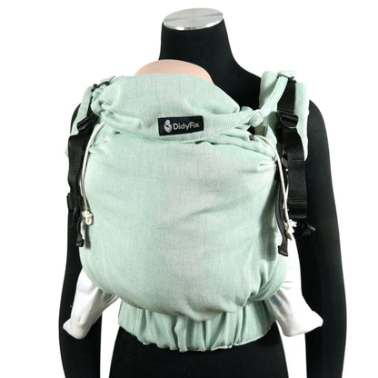 Die schnelle Alternative zum Tragetuch! Die mitwachsende Fullbuckle-Trage aus weichem Bio-Tragetuchstoff ist ergonomisch und blitzschnell angelegt.