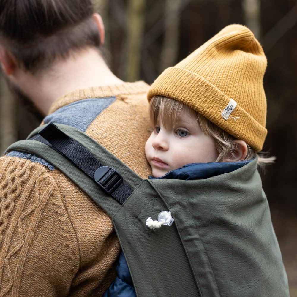 Mama, hoch! Mama, runter! Die schnelle Rucksack-Trage ohne Bauchgurt ist das kompakte Must-Have für Laufkinder und ideal in der Schwangerschaft.