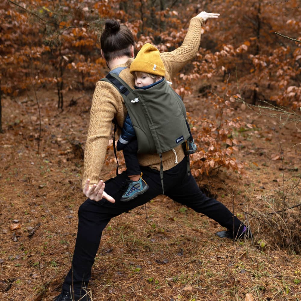 Mama, hoch! Mama, runter! Die schnelle Rucksack-Trage ohne Bauchgurt ist das kompakte Must-Have für Laufkinder und ideal in der Schwangerschaft.