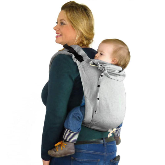 Mama, hoch! Mama, runter! Die schnelle Rucksack-Trage ohne Bauchgurt ist das kompakte Must-Have für Laufkinder und ideal in der Schwangerschaft.
