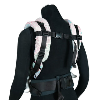 Die wandelbare 4-in-1 Babytrage zum Klicken. Die stufenlos verstellbare Fullbuckle-Trage bietet durch ihre clevere Gurtführung maximale Ergonomie ab Geburt.
