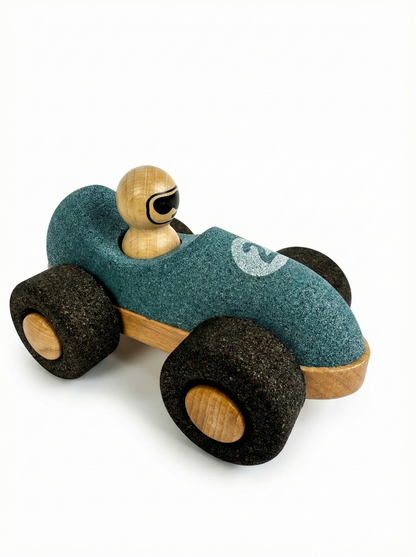 Startschuss für den leisen Flitzer! Der griffige Spielzeug-Rennwagen aus Kork und Holz schont Ohren sowie Fußböden und ist extrem leicht zu greifen.
