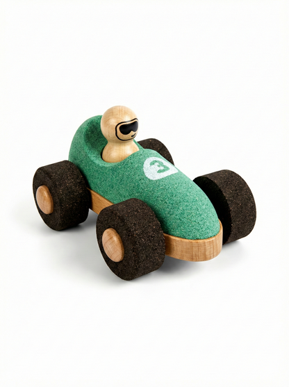 Startschuss für den leisen Flitzer! Der griffige Spielzeug-Rennwagen aus Kork und Holz schont Ohren sowie Fußböden und ist extrem leicht zu greifen.